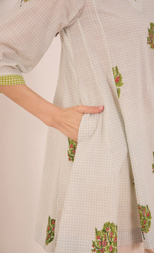 COTTON BLUE CHECK APPLE TREE V-NECK TOP